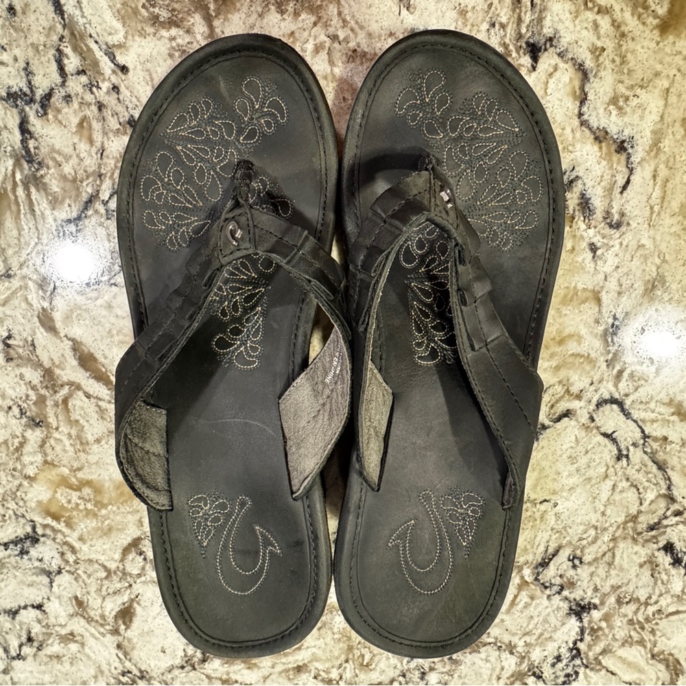 Olu Kai Pale Lio Black Flip-Flop Sandals with Textured Sole, size 8